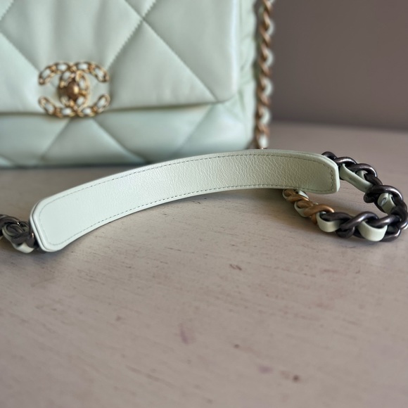 Chanel 19 season 22C brand new                    💚All inclusions ! - Picture 11 of 16